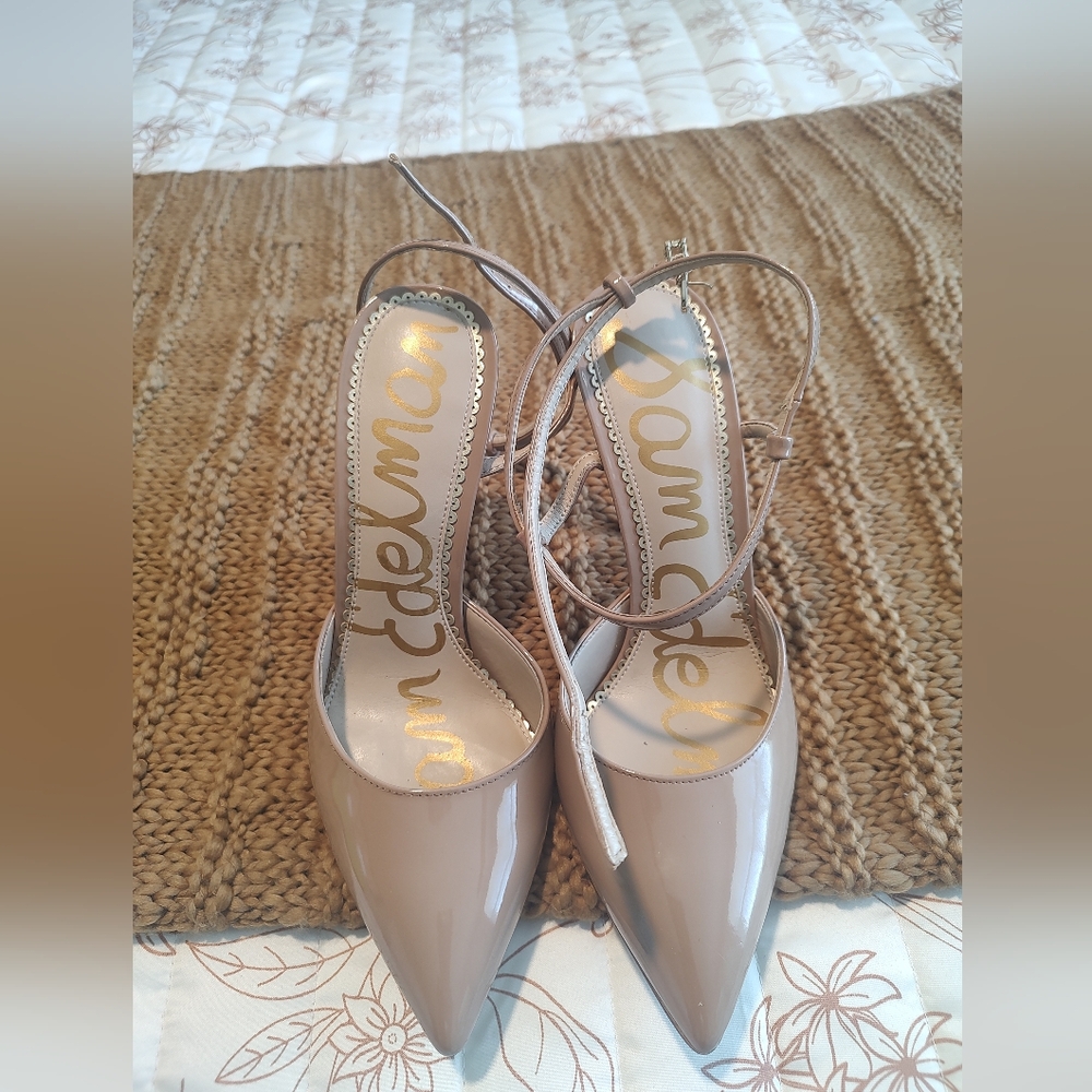 Ladies pumps with straps